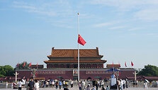Iki pusės stiebo nuleista vėliava Kinijos Tiananmenio aik&scaron;tėje / CHINE NOUVELLE/SIPA / CHINE NOUVELLE/SIPA
