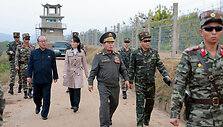 Kim Yo Jong prie sienos su Pietų Korėja /  / AP