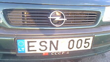 Užra&scaron;as ant automobilio numerio