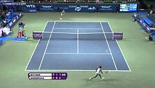 VIDEO kadras: Marija &Scaron;arapova ir Viktorija Azarenka pergalingai pradėjo turnyrą Tokijuje. I&scaron; varžybų pasitraukė Petra Kvitova