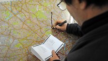 Studentas brėžia mar&scaron;rutą Londono žemėlapyje