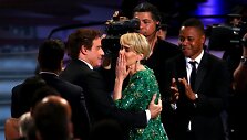 Johnas Travolta, Sarah Paulson ir Cuba Goodingas jaunesnysis