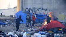 Migrantai i&scaron; žymiųjų &bdquo;džiunglių&ldquo; stovyklavietės perkeliami į naujus konteinerius