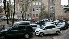 Automobiliai Islandijos gatvės kieme