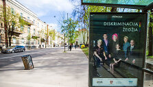 LGL socialinės reklamos plakatas transporto laukimo paviljone. 