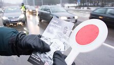 Tarptautinės Antikorupcijos dienos i&scaron;vakarėse Vilniuje surengta akcija &bdquo;Ky&scaron;is i&scaron;purvina&ldquo;