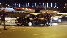 Kaune BMW atsitrenkė į du automobilius