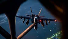 JAV karinių oro pajėgų lėktuvas &bdquo;KC-135 Stratotanker&ldquo; pildo degalų atsargas JAV karinio jūrų laivyno lėktuvui &bdquo;F/A-18F Super Hornet&ldquo; vir&scaron; Artimųjų Rytų operacijos &bdquo;Epic Fury&ldquo; metu