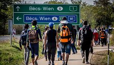 Migrantai kerta Vengrijos &ndash; Austrijos sieną