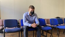 Prie&scaron; dvejus metus Jurbarke, kaimo turizmo sodyboje, paauglę nuskriaudęs smurtautojas vėl grįžo į teismą.