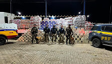 Brazilijos policininkai ir jų aptikta kokaino siunta