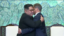 &Scaron;iaurės ir Pietų Korėjos lyderiai: Kim Jong Unas ir Moon Jae-inas 