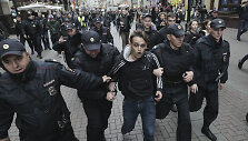 Maskvoje suimamas protestuotojas
