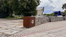 Tveriama simbolinė tvora žydų kapinių teritorijoje &scaron;alia Sporto rūmų