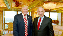 Benjaminas Netanyahu (de&scaron;inėje) ir Donaldas Trumpas Niujorke
