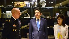 Shinzo Abe (viduryje)