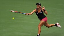 Serena Williams prie&scaron; Johanną Larsson