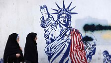 Grafiti ant buvusios JAV ambasados sienos Teherane