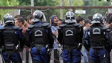 Vengrijos policija mal&scaron;ino riau&scaron;es pabėgėlių stovykloje