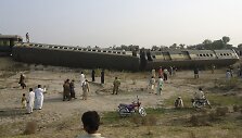 Pakistane per bombos sprogimą nuo bėgių nuvirto keleivinis traukinys 
