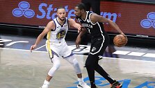 Kevinas Durantas (de&scaron;inėje) prie&scaron; Stepheną Curry
