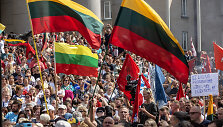 Prie Seimo vyksta protestas dėl planuojamo Vyriausybės ribojimų neturintiems Galimybių paso