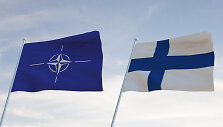 Suomijos ir NATO vėliavos