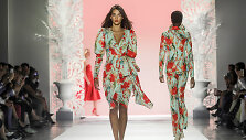&bdquo;Badgley Mischka&ldquo; 2020 m. pavasario ir vasaros kolekcijos modelis