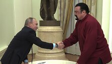 Vladimiras Putinas sveikina Steveną Seagalą