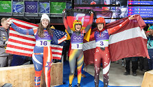 Ashley Farquharson (kairėje), Julia Taubitz (viduryje), Elina Bona (kairėje)