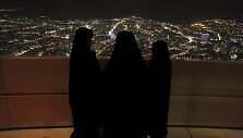 Iranietės žvelgia į Teherano panoramą