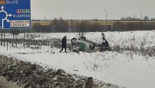 Ties Jakų žiedu penktadienį po susidūrimo ant stogo vertėsi &bdquo;Bolt&ldquo; automobilis.