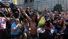 Argentinoje moterys surengė pusnuogį protestą