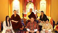 Thaye Dorje (kairėje) su nuotaka ir jos bei savo tėvais