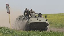 Karinis transportas ir kariai be skiriamųjų ženklų netoli Ukraino sienos