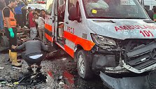 Sprogimo suniokotas greitosios pagalbos automobilis Gazoje