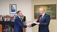 Sutarties pasira&scaron;ymas su Vakarų laivų gamyklos įmonių grupės generaliniu direktoriumi Arnoldu &Scaron;ileika ir KU ateities fondo direktoriumi Vytautu Adomaičiu.