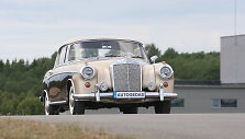 Mercedes 220 &ndash; &scaron;e&scaron;tojo de&scaron;imtmečio puo&scaron;mena