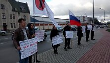Rusiją palaikantys piketuotojai plakatuose skelbė, kad &bdquo;Rusija &ndash; pasaulio taikos garantas&ldquo;.
