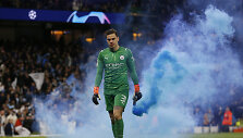 &bdquo;Manchester City&ldquo; ir Madrido &bdquo;Real&ldquo; dvikovos akimirka. Edersonas turėjo i&scaron;mesti deglą.