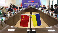 Kinijos ir Ukrainos vėliavos