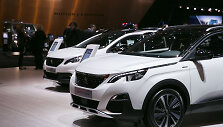 &bdquo;Peugeot&ldquo; automobilių stendas Ženevoje
