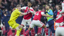 Londono &bdquo;Arsenal&ldquo; klubui Reissas Nelsonas (antras i&scaron; kairės) pelnė lemiamą įvartį.