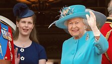 Ledi Louise Windsor ir karalienė Elizabeth II