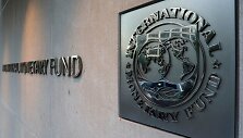 IMF logotipas matomas prie būstinės Va&scaron;ingtone. / Yuri Gripas / REUTERS