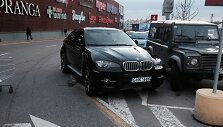 BMW X6 nutūpė tiesiai ant zebro prie PC &bdquo;Akropolis&ldquo;