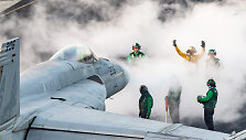 F/A-18E &bdquo;Super Hornet&ldquo; naikintuvas lėktuvne&scaron;yje &bdquo;USS Harry S. Truman&ldquo;
