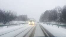 Sniegas užklojo žemę.