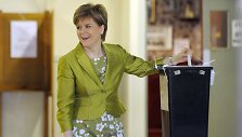 Balsuoja &Scaron;kotijos Nacionalinės partijos lyderė Nicola Sturgeon 