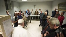 Popiežius aplankė naują Vatikano benamių prieglaudą